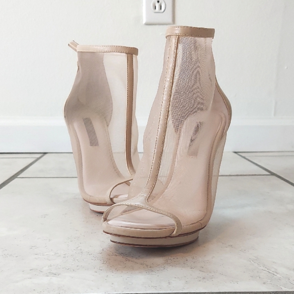 BCBG‎ MAX AZARIA Shooties, Sz 8.5, Leather Detail, Nude, 4" Stiletto Heels, NEW!